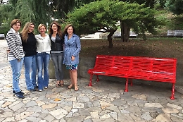 Trecastagni, una panchina rossa dedicata a Laura