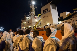 Catania, sbarcano in 129, c'è anche un bimbo