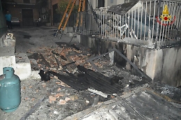 Catania, incendio a San Cristoforo, i vigili del fuoco salvano 5 persone e il loro cane