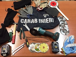 Catania, preparavano un colpo, cinque denunciati: a bordo dell'auto attrezzi e cappucci