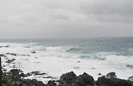 Eolie restano isolate per il forte vento