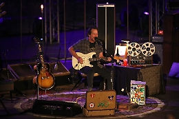 Taormina, spettatori da tutto il mondo per Eddie Vedder: e lui li conduce nei territori del rock