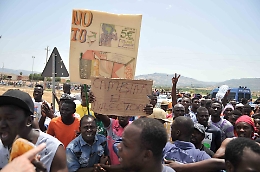 Migranti bloccano la Statale per protesta, scoppia la polemica: "Vogliono piscine e lidi?"