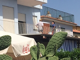 Riposto, dimentica le chiavi di casa e si arrampica, ma cade