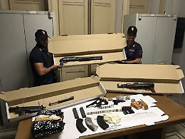 Catania, arsenale nascosto nel vano ascensore, trovato anche un kalashnikov