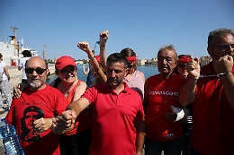 Diciotti a Trapani tra magliette rosse e l'indifferenza della città