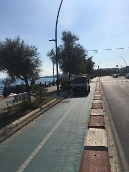 Catania: mezzi pubblici in sosta sulla pista ciclabile