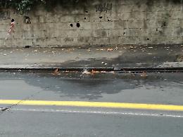 Catania, Via Lago di Nicito: tubo dell'acqua rotto al civico 36