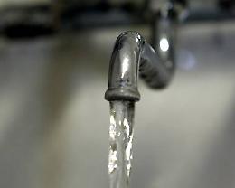 Caldo torrido, acqua  che puzza e scoppia l'emergenza 