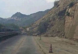 A18 interrotta, i primi rilievi del Cas ”Frana causata da lavori abusivi su collina”