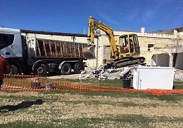 Abusivismo a Catania, ruspe al lavoro per abbattere edifici al Lido Università