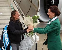 Accoglienza da star all'aeroporto di Palermo per Roberta Vinci