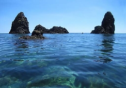 Aci Trezza, lo scandalo infinito del collettore E ci vorranno tre anni per chiudere la fogna