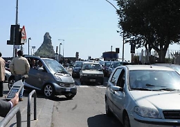 Aci Trezza, traffico paralizzato e caos parcheggi: da venerd&igrave; la Ztl