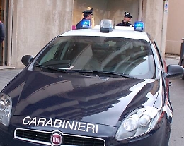 Acireale, posteggia furgone davanti negozio, commerciante lo gambizza