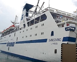 Avaria ai motori, traghetto rientra a Porto Empedocle