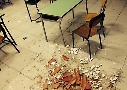 Bagheria: crollano calcinacci in una scuola, feriti due bimbi