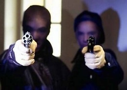 Banditi legano in casa imprenditore e suo figlio