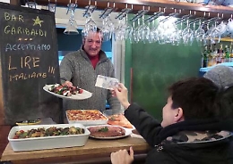 Barista accetta da oggi le lire per sconfiggere la crisi economica