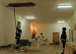 Barrafranca, crolla un pezzo del solaio in canonica: sei feriti