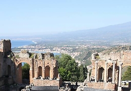 Beni culturali, boom di visitatori a Taormina Bene anche Valle dei Templi e Trapanese