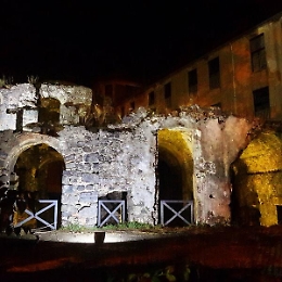 Catania, luci fai da te sulle Terme dell'Indirizzo