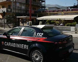 Catania, &ldquo;attaccano&rdquo; tabaccheria con mazze di ferro, arrivano i Cc