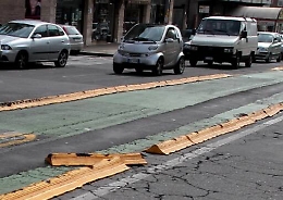 Catania, cordoli del Brt distrutti da auto e moto, i resti lasciati in strada