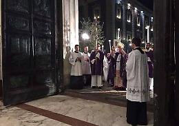 Catania, mons. Gristina apre la Porta Santa Folla di fedeli commossa in Cattedrale