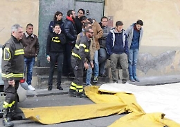 Catania, sgombero stabile occupato: famiglia protesta sui tetti