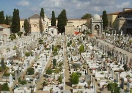 Catania: uccisa in cimitero, il figlio: «Riesumare la salma, esame graffi»