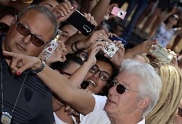 Donne in delirio per Richard Gere