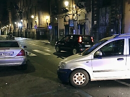 Ubriaco al volante semina il panico in centro storico tra gente atterrita