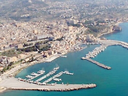 Sciacca, finisce con l'auto in mare. Salvato dai pescatori