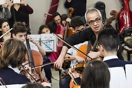 Il compositore Giovanni Sollima a Librino: Musicainsieme progetto straordinario