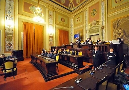 Governo e maggioranza affondano all’Ars il mutuo da 2 miliardi torna in commissione