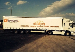 I camion dell’azienda confiscata ad Ercolano viaggiano con il logo di “Addiopizzo”