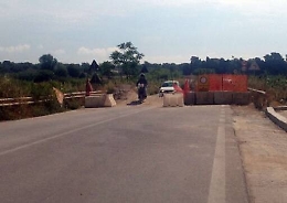 Il ponte di Cassibile &egrave; off limits ma ci transitano tutti