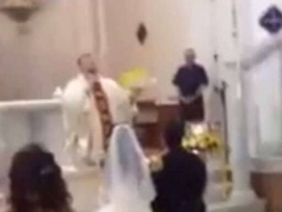 Il prete canta al matrimonio e il video diventa subito virale