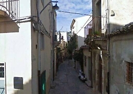 Il suo pit bull morde una bimba e si barrica in casa per “difenderlo”