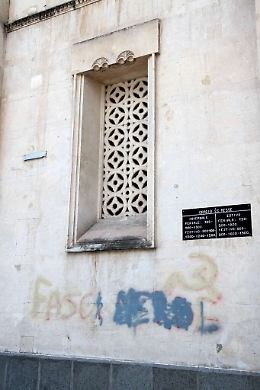 Imbrattata la chiesa della messa per Mussolini