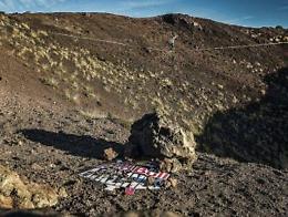 In bilico sull’highline sopra i Crateri Silvestri Ecco il «numero» di Micky Wilson