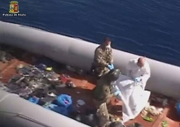 L&rsquo;odissea dei migranti in un video shock Dalla gioia della partenza alla morte in mare