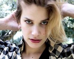 La catanese Tea Falco torna sulla “dizione perfetta”, ma sul web è polemica