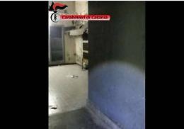 La «guida» accompagnava i clienti che compravano droga a Librino