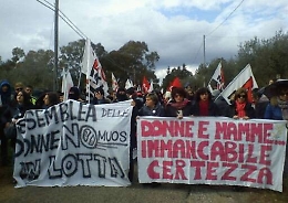 La rabbia delle donne &ldquo;noMuos&rdquo; al rogo i fantocci di Renzi e Obama