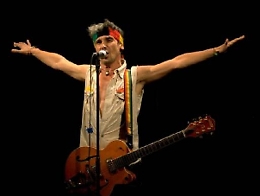 Manu Chao ritorna in Sicilia e contagia il pubblico con la sua energia