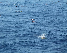 Migranti: barcone in difficoltà verso le coste siciliane, salvati in 484