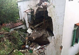 Mondello, masso gi&ugrave; da parete rocciosa sfonda camera da letto e uccide anziana