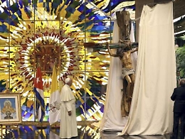 Papa Francesco dona a Lampedusa il crocifisso ricevuto da Raùl Castro